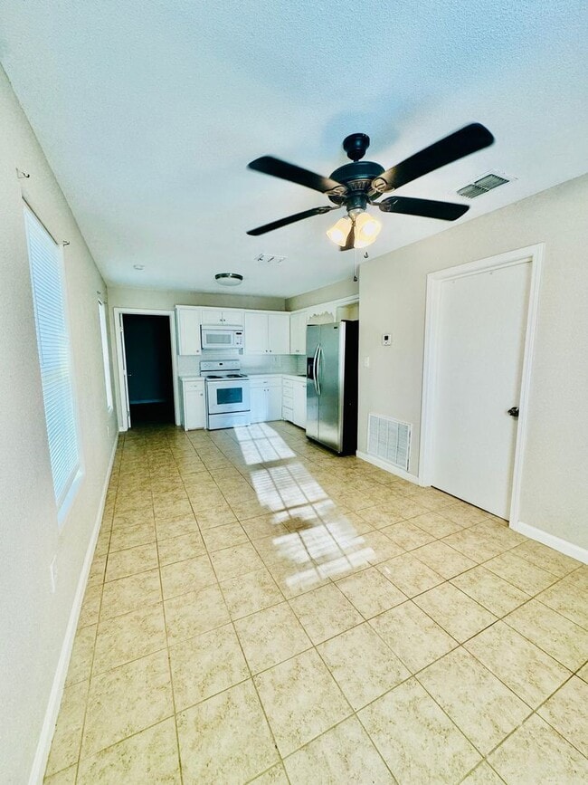 Building Photo - 2 Bedroom / 1 Bath Rental – Southside Neighborhood