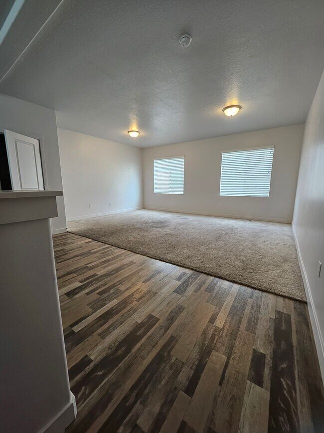 Building Photo - 4 Bedroom Town Home for Rent