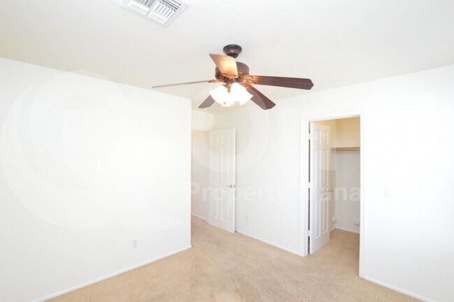 Building Photo - 3105 E Vallejo Dr