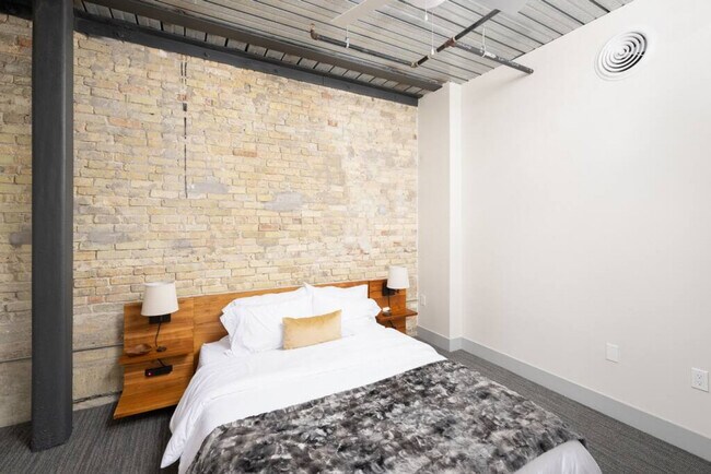 Building Photo - 1009 W Juneau Ave