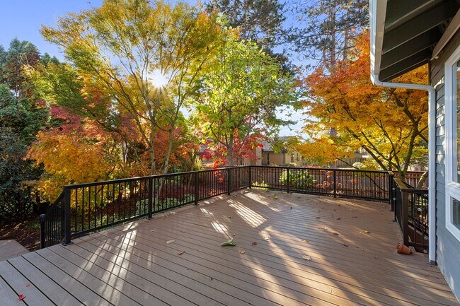 Building Photo - Spacious Home ! Huge living room, 2nd family room, kitchen nook and extra room off kitchen. Large...