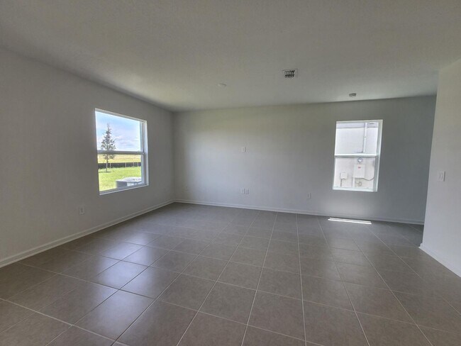 Building Photo - GORGEOUS 4-Bedroom Home in Lake Wales