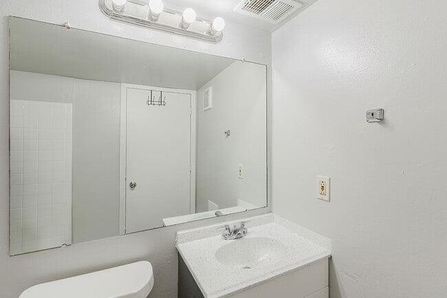 Building Photo - 920 S Dawson Way