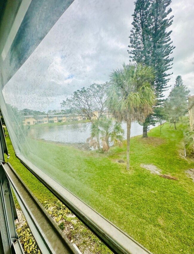 Building Photo - 20111 NE 27th Ct