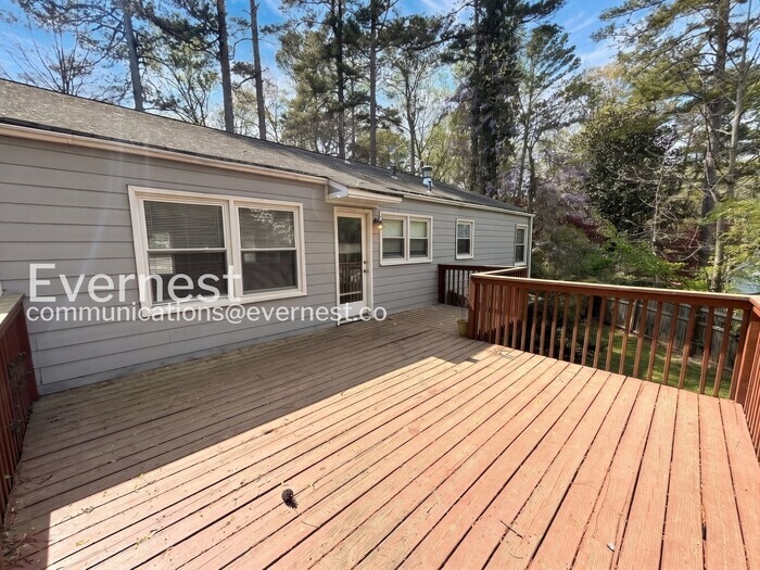 Building Photo - 1345 Twin Oaks Cir SE