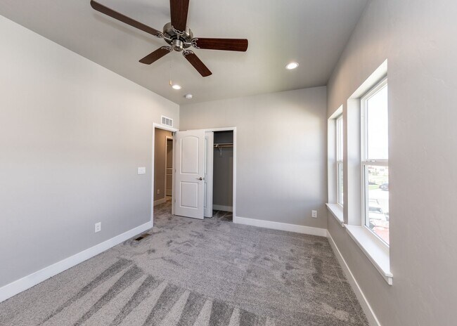 Building Photo - Stunning Like New 3 Bedroom Townhome