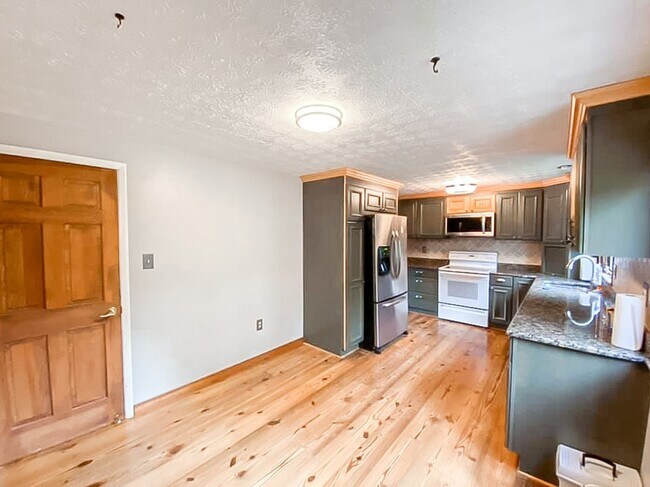 Building Photo - Charming 2-Level, 3 Bed 2 Bath Home In Much Sought After Chalet Woods Location