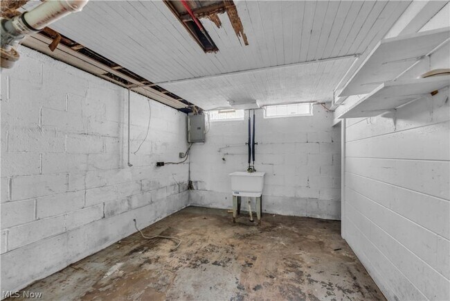 Building Photo - 15902 Maplewood Ave