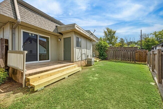 Building Photo - 807 Castle Ridge Rd