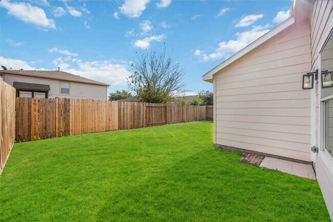 Building Photo - 1827 Cold River Dr