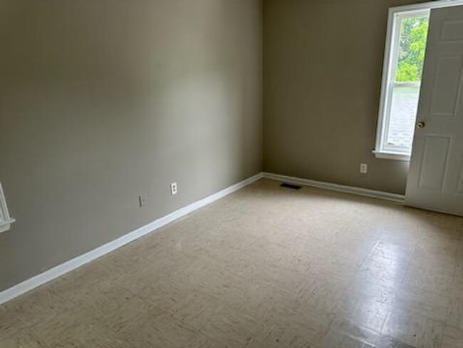 Building Photo - Newly Renovated 2 BR/1BA