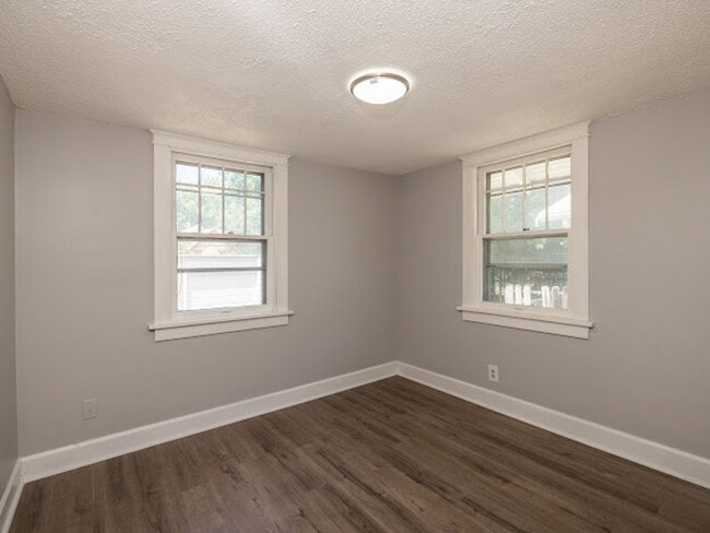 Building Photo - Newly renovated! 3 bedroom 1 bath with sin...