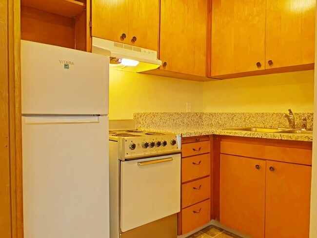 Building Photo - 1 Bedroom Apartment ~ Close to Campus ~ Ca...