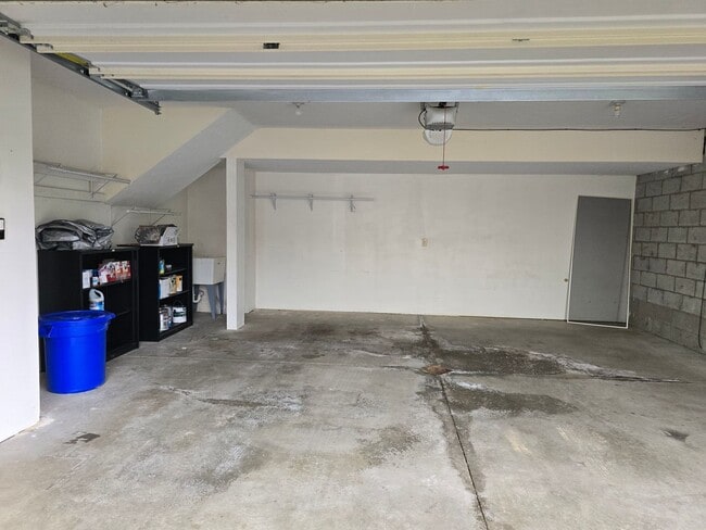 Building Photo - Beautiful End Unit Townhouse - Convenientl...