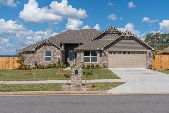 Primary Photo - Modern Living: Spacious 5 Bed, 2 Bath Home...