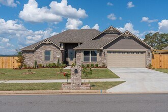 Building Photo - Modern Living: Spacious 5 Bed, 2 Bath Home...