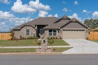 Building Photo - Modern Living: Spacious 5 Bed, 2 Bath Home...