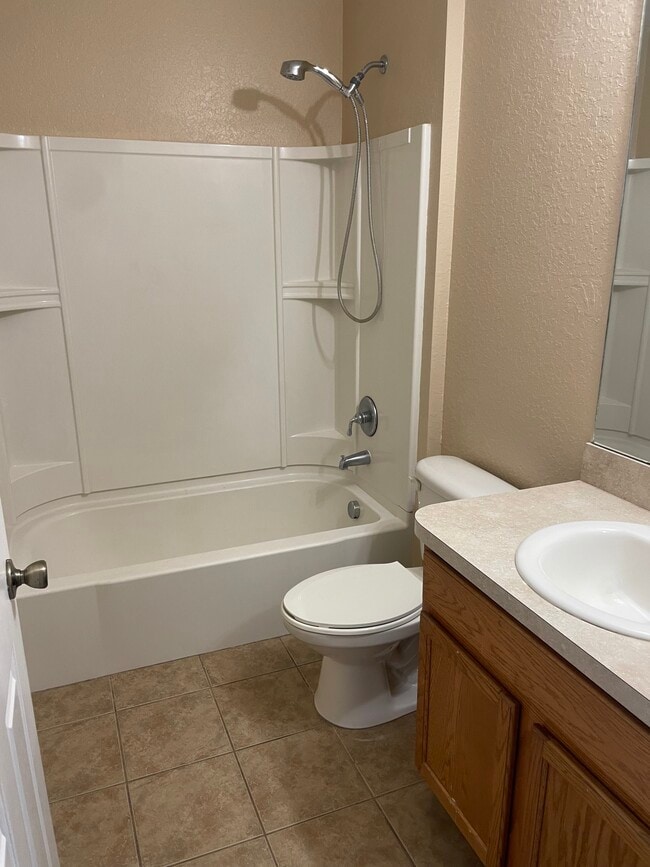 2nd bath - 12426 NE 52nd Loop