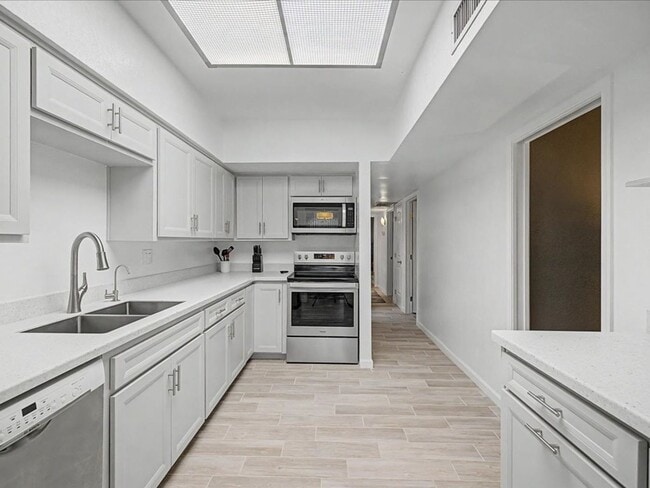 Building Photo - ALL UTILITIES, WIFI AND FURNITURE INCLUDED!! Beautiful Fully Furnished Home with Upgrades & Commu...