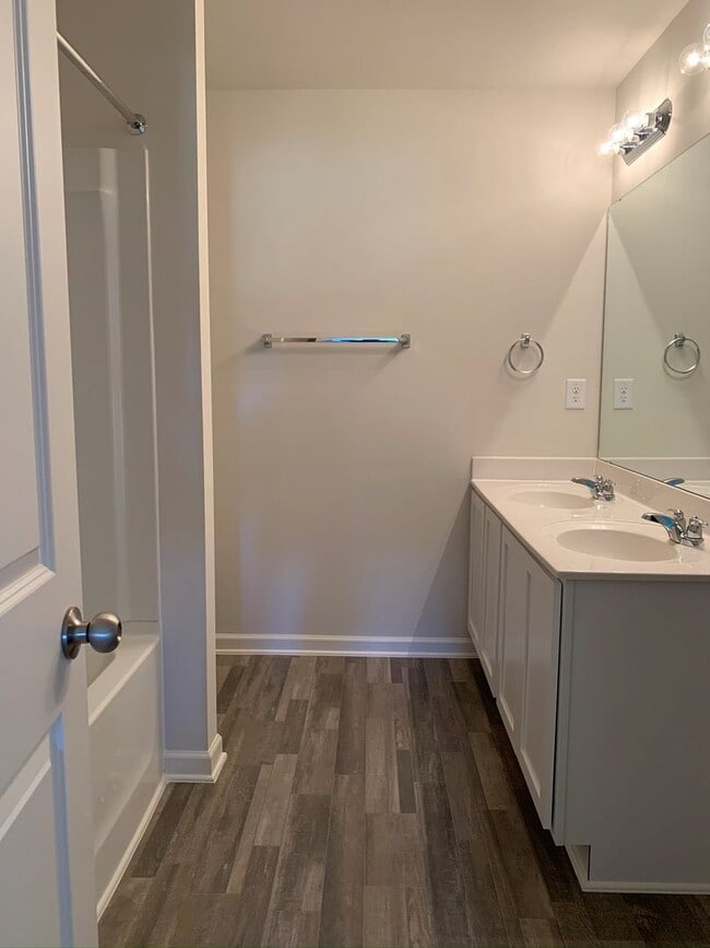 Building Photo - Amazing three bedroom home!