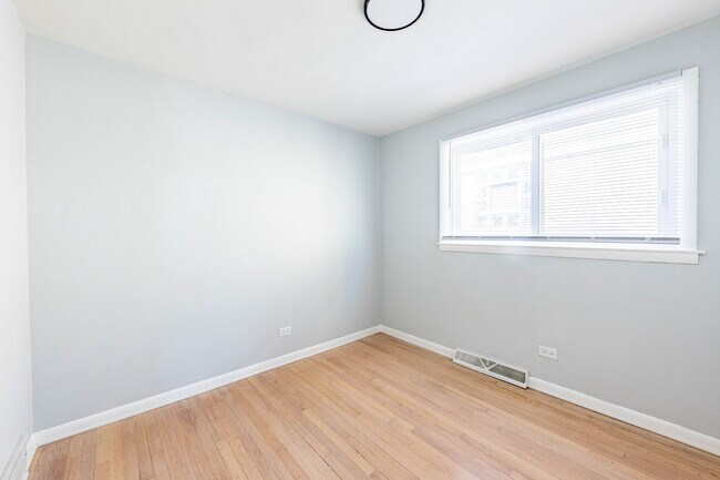 Building Photo - 4914 W 32nd Pl