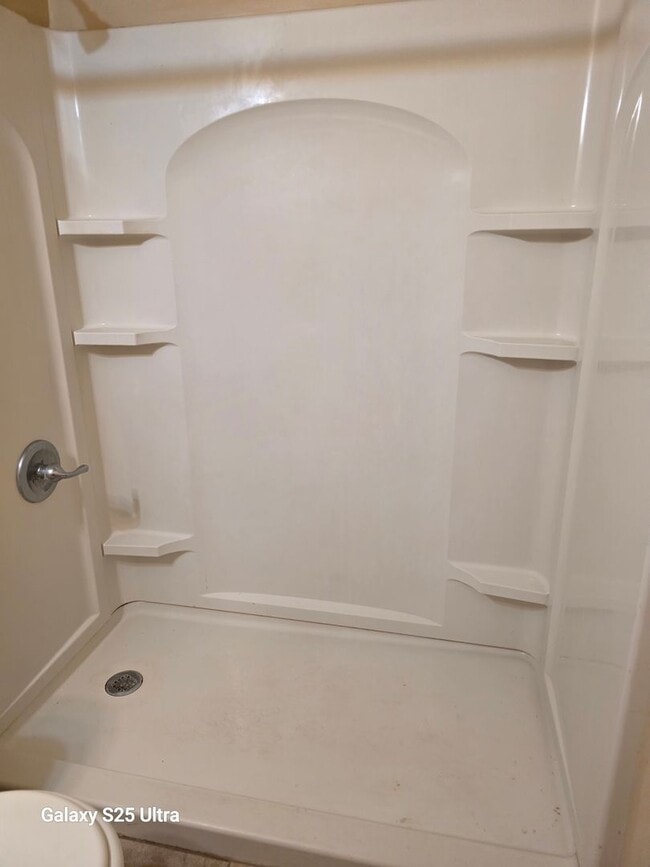 Building Photo - Clean THREE Bedroom Home