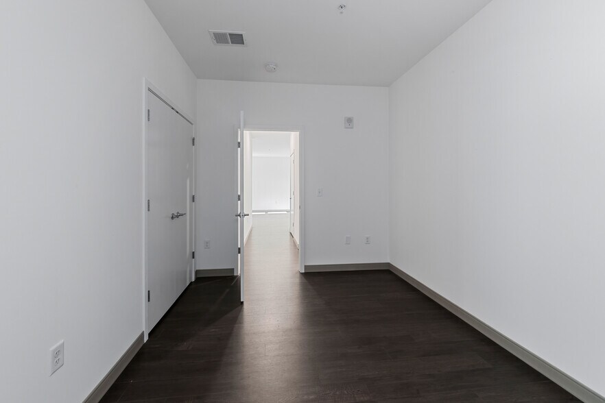 Building Photo - 2420 E Capitol Dr