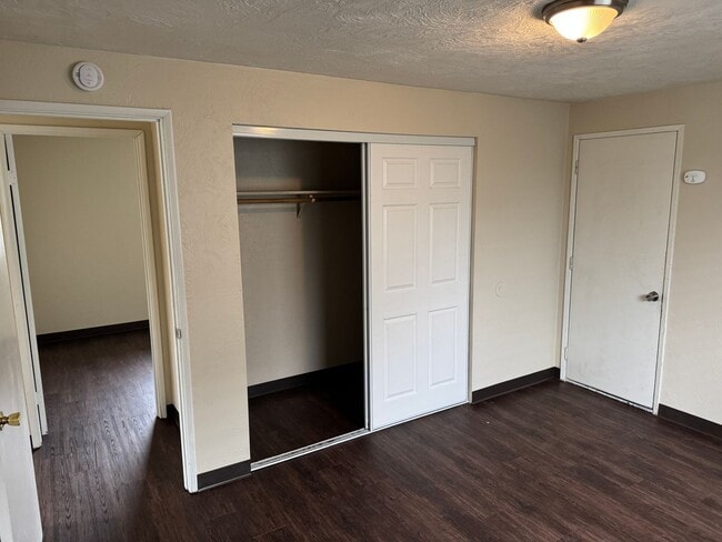 Building Photo - Updated 2 bedroom 1 bathroom duplex in Springfield!