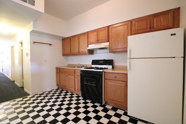 Building Photo - 921 W Wilson Ave