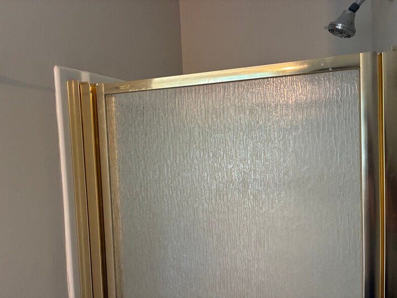 Building Photo - Room in House on Tara Bend