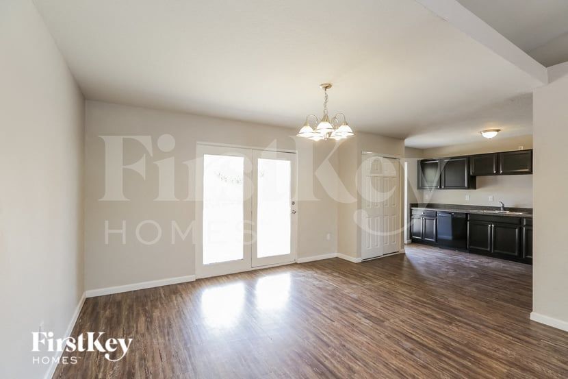 Building Photo - 1007 W 10th St