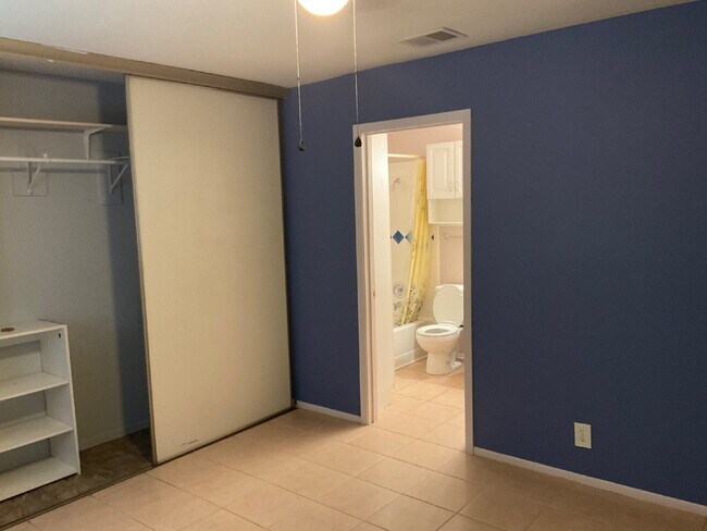 Building Photo - Three Bed/Two Bath with Personality and Charm