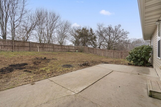 Building Photo - Undated 3 Bedroom, 2 Bathroom Home in Nixa!