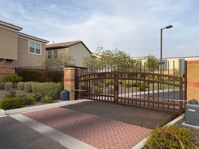Building Photo - Modern 3-Bedroom + Loft + Den in Gated Pho...