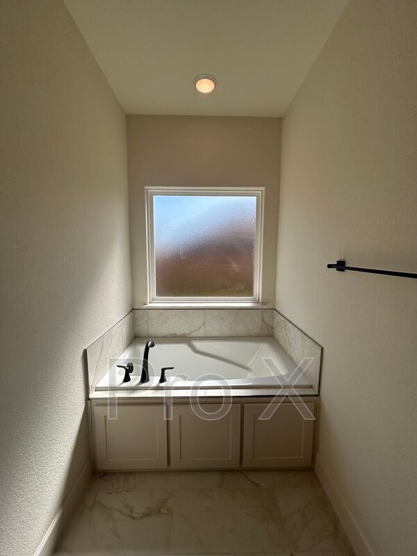 Building Photo - 2004 Charles St