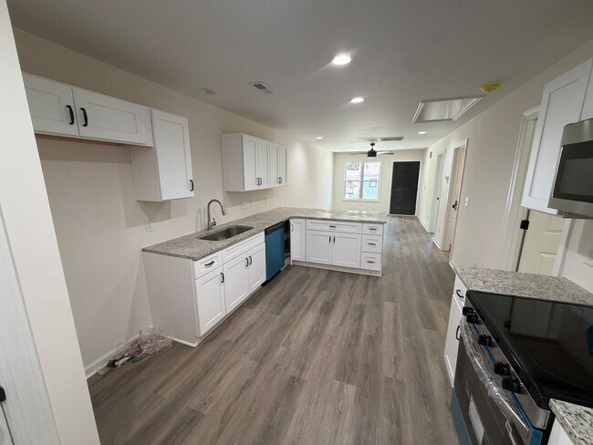 Building Photo - New Construction 2026 2bd/2ba Triplex in convenient location.