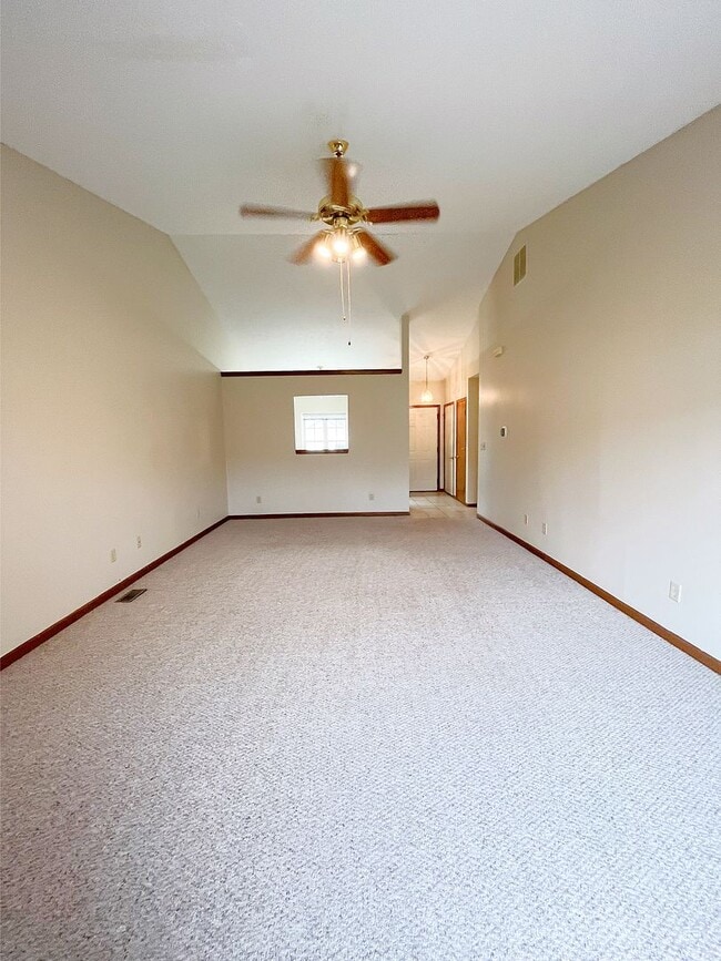 Building Photo - Large 2 Bedroom Condo