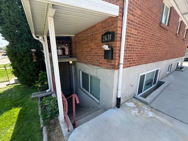 Building Photo - 2642-2642 S 800 E