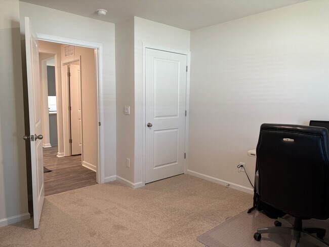 Building Photo - 4 Bedroom, 2 Bathroom House in Trinity!