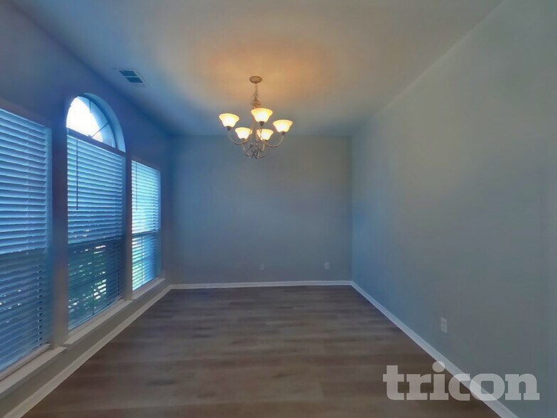 Building Photo - 511 Wolf Dr