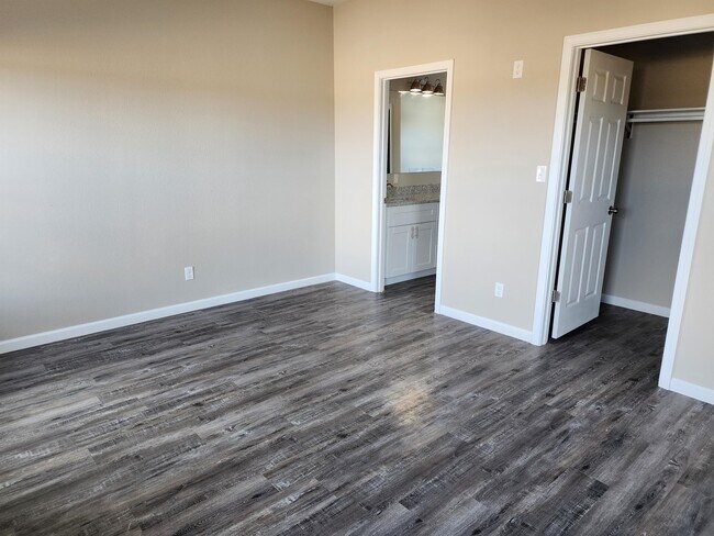 Building Photo - 2703 S Onyx Dr