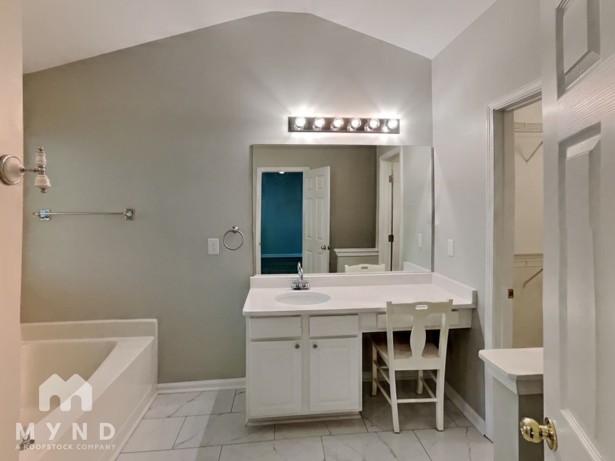 Building Photo - 1557 Silver Ridge Dr SW
