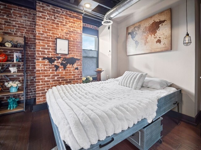 Building Photo - 401 W 1st Ave