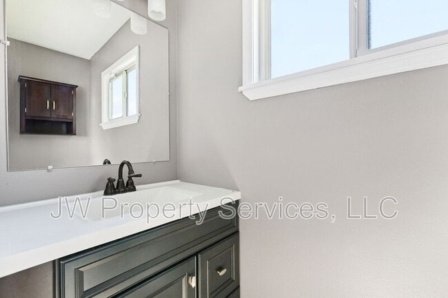 Building Photo - 639 Mockingbird Ln