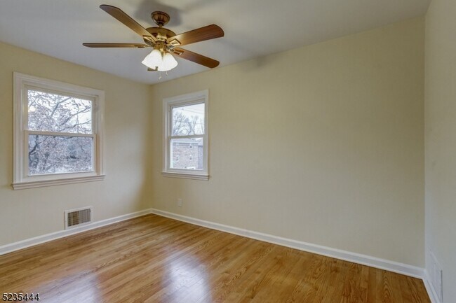 Building Photo - 40 Elm St