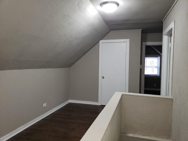 Building Photo - SPACIOUS HOME -  4 bedroom 2 bathroom - Se...