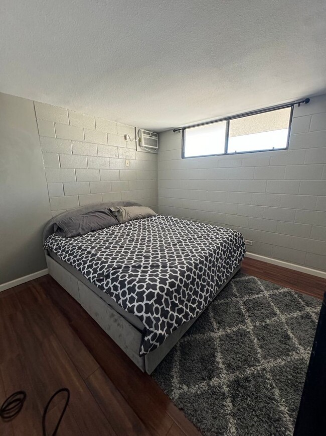 Building Photo - Cozy 1 bed 1 bath with covered, reserved p...