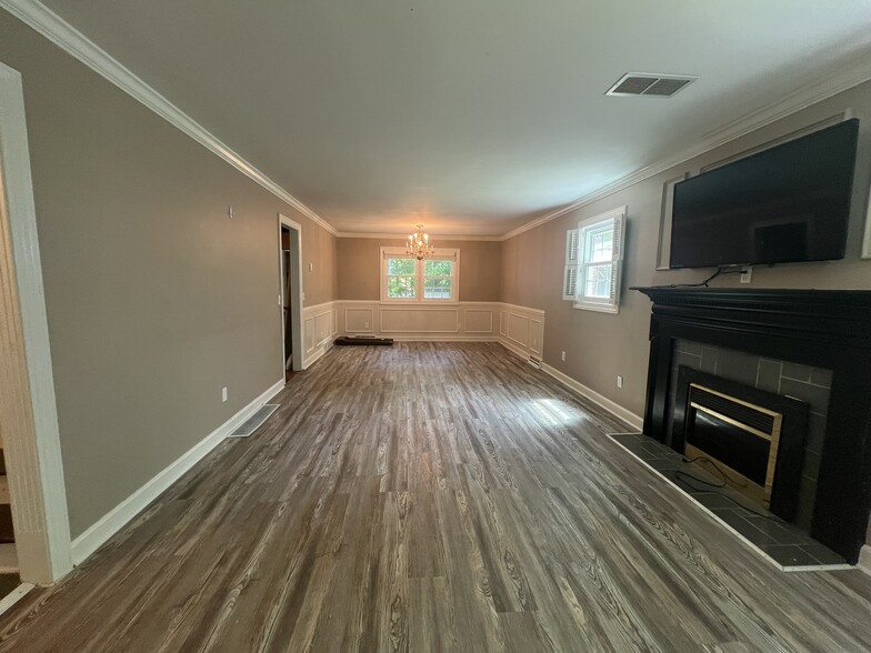 Building Photo - 1075 Woodland Ave