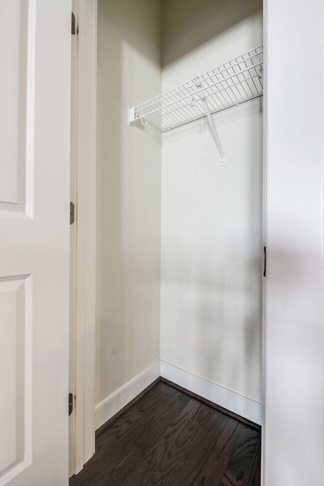 Building Photo - Updated 3br/2.5ba Condo Townhome Alexandria Walk to Metro