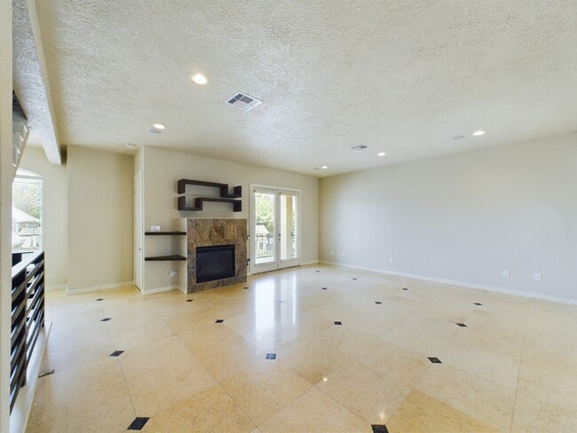 Building Photo - 2611 Lawrence St